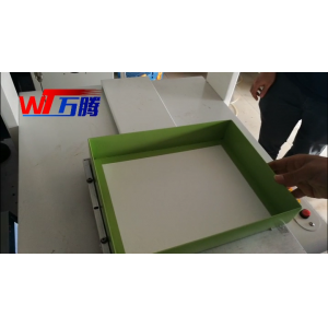 纸品行业-百雀羚纸盒刷黄胶-点胶机灌胶机生产